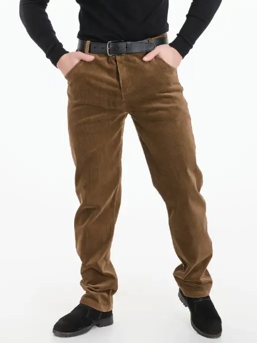 мужские вельветовые брюки крупным планом на ногах