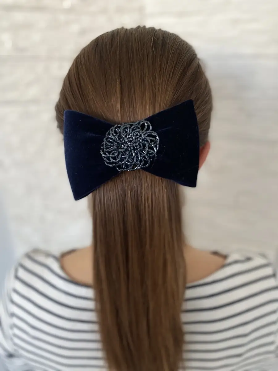 Резинка для волос из ткани с бантом. Заколка с бархатным бантом. Заколки и банты. Бархатные банты для волос. Бант на заколке автомат.
