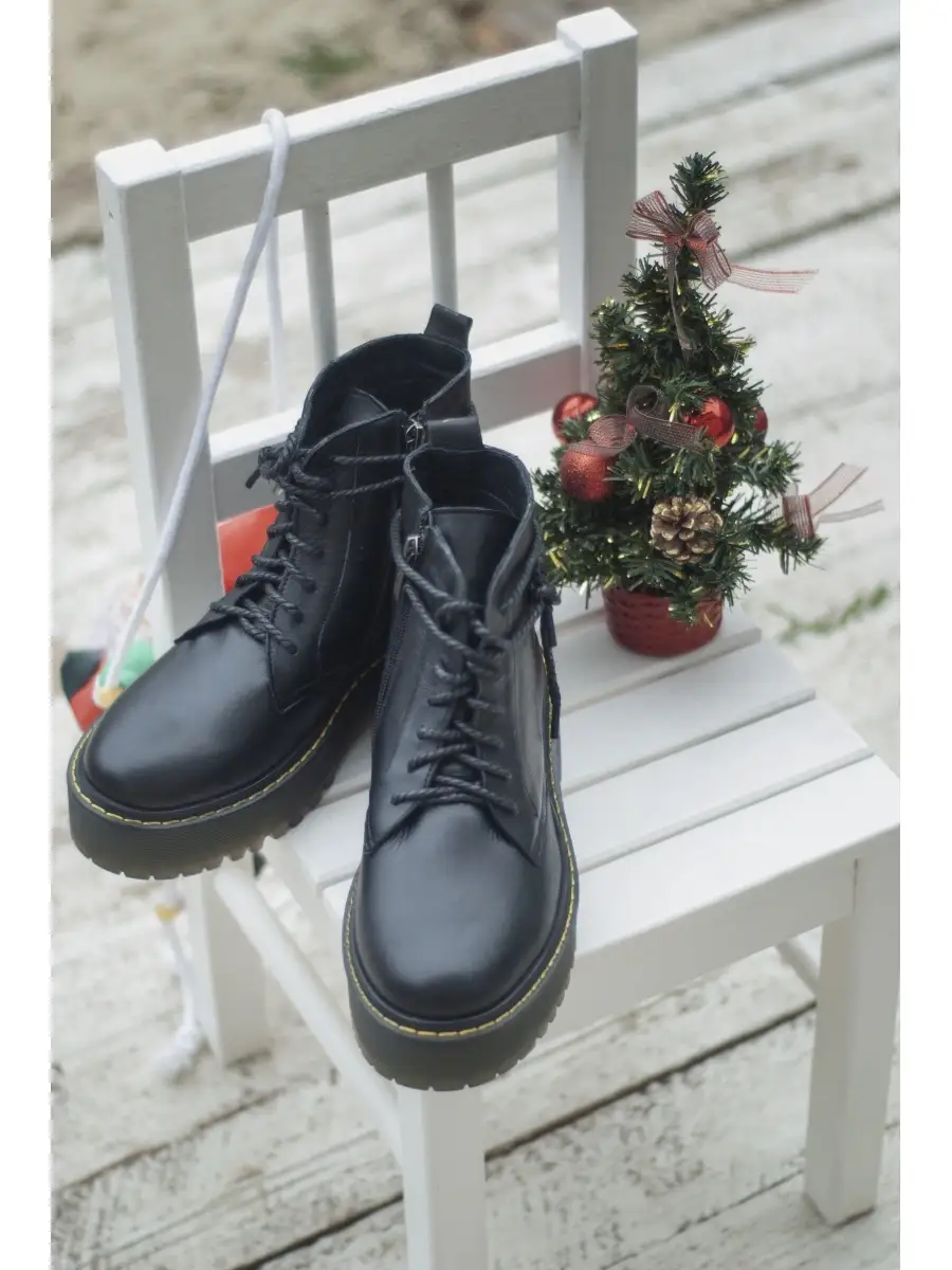 Dr martens pull store and bear