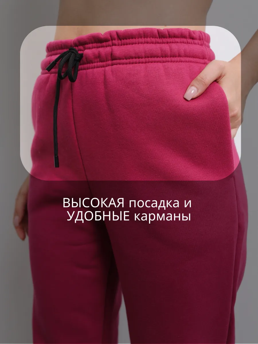 Кожаные лосины. Кальцедония блестящие легинсы. Минес штаны. Девушка в спортивных штанах свободных. Кожаные легинсы.