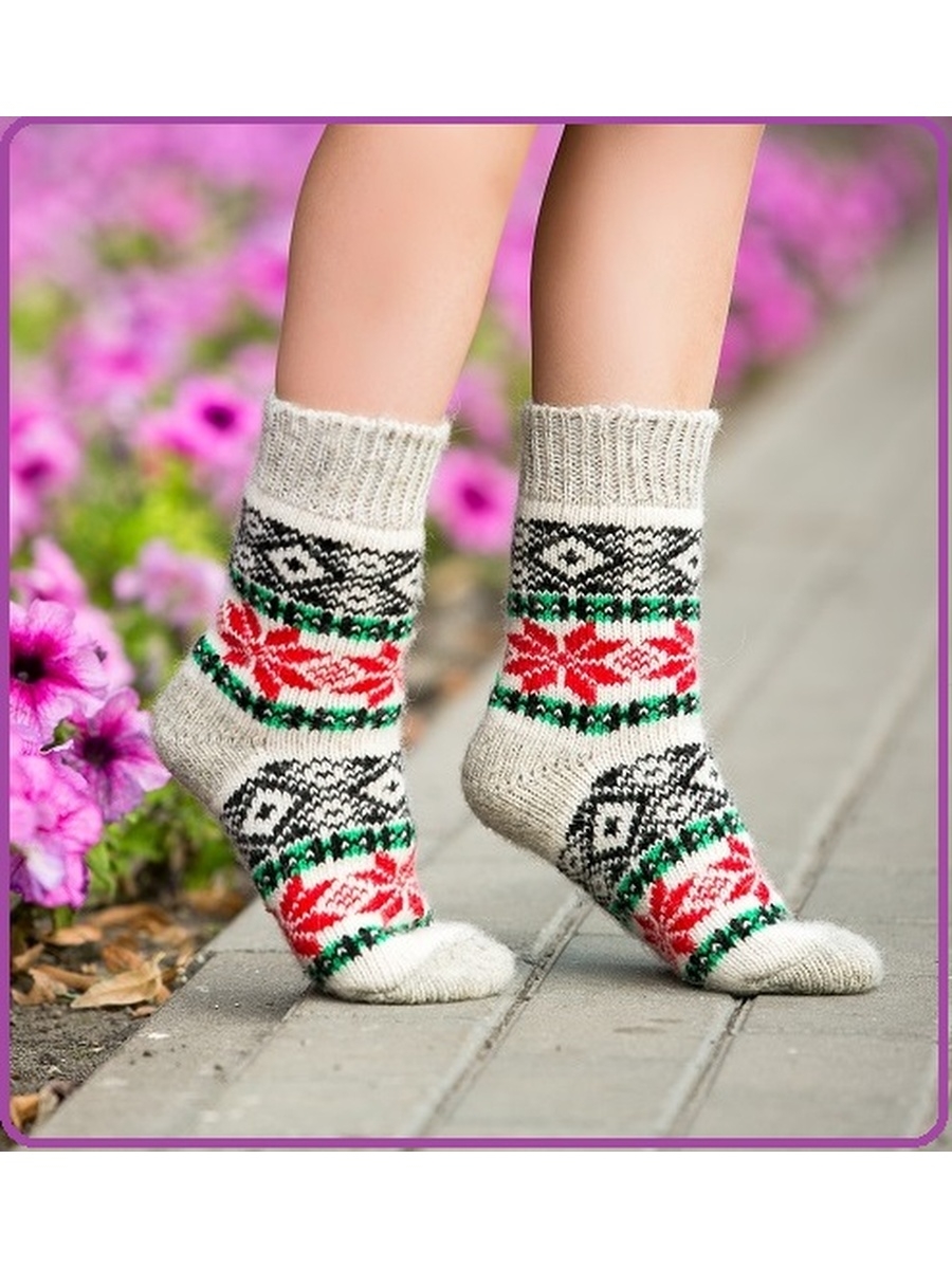 Бабушкины носки. Ребенок в шерстяных носках. Бабушкина носки. Теплые бабушкины тапочки. Игра бабушкины носки