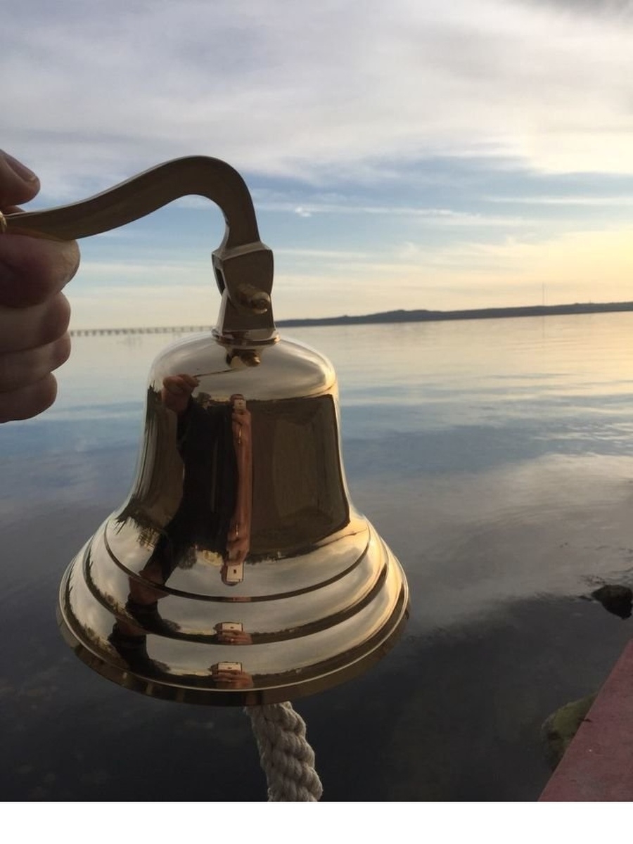 Крепление рынды. Морской колокол. Кронштейн для рынды. Девушка с морским колоколом и рындой.