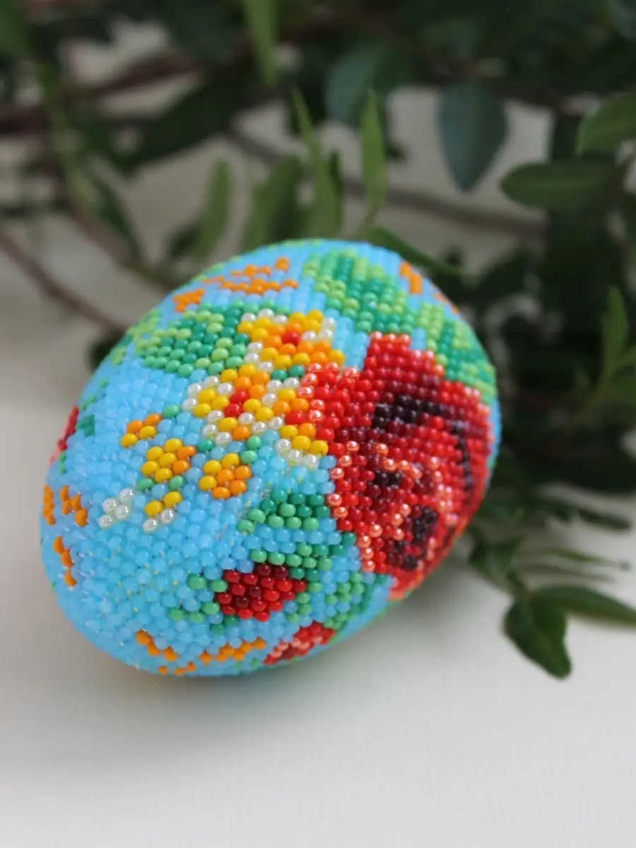 Плетение пасхального яйца в цветах ландыша из бисера в стли ювелирного яйца Фаберже 