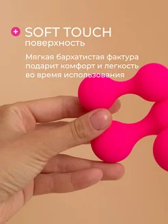 Қыз өзінің кискасын камераға түсіреді