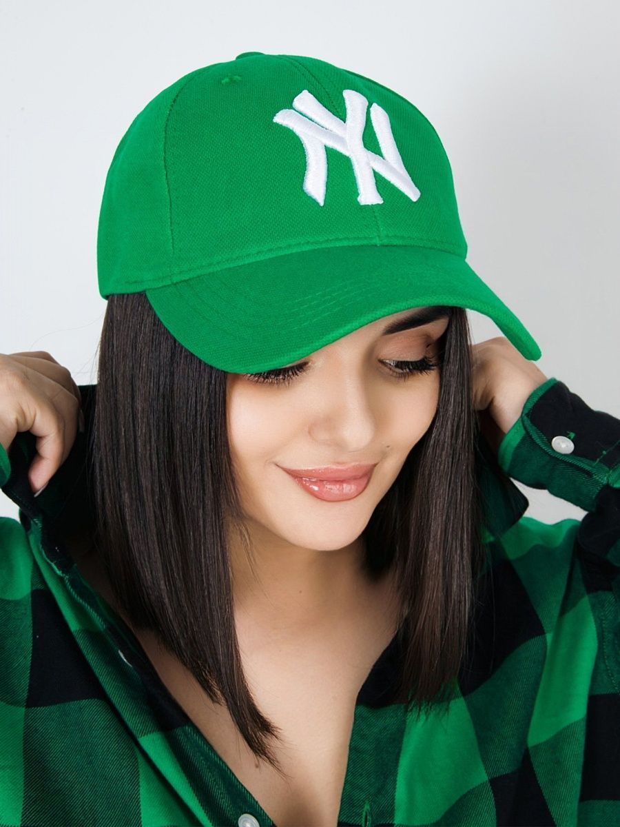 Saras secret. Образы с зеленой кепкой женские. Лук с ярко зеленой кепкой.