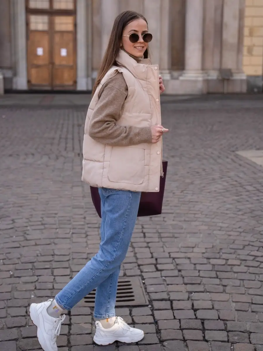 Образ с бежевой жилеткой. Девушка в бежевом. Утепленная жилетка женская образы. Образы с длинным жилетом. Стильные классические образы.